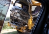 Zdemolovaný autobus na cestě